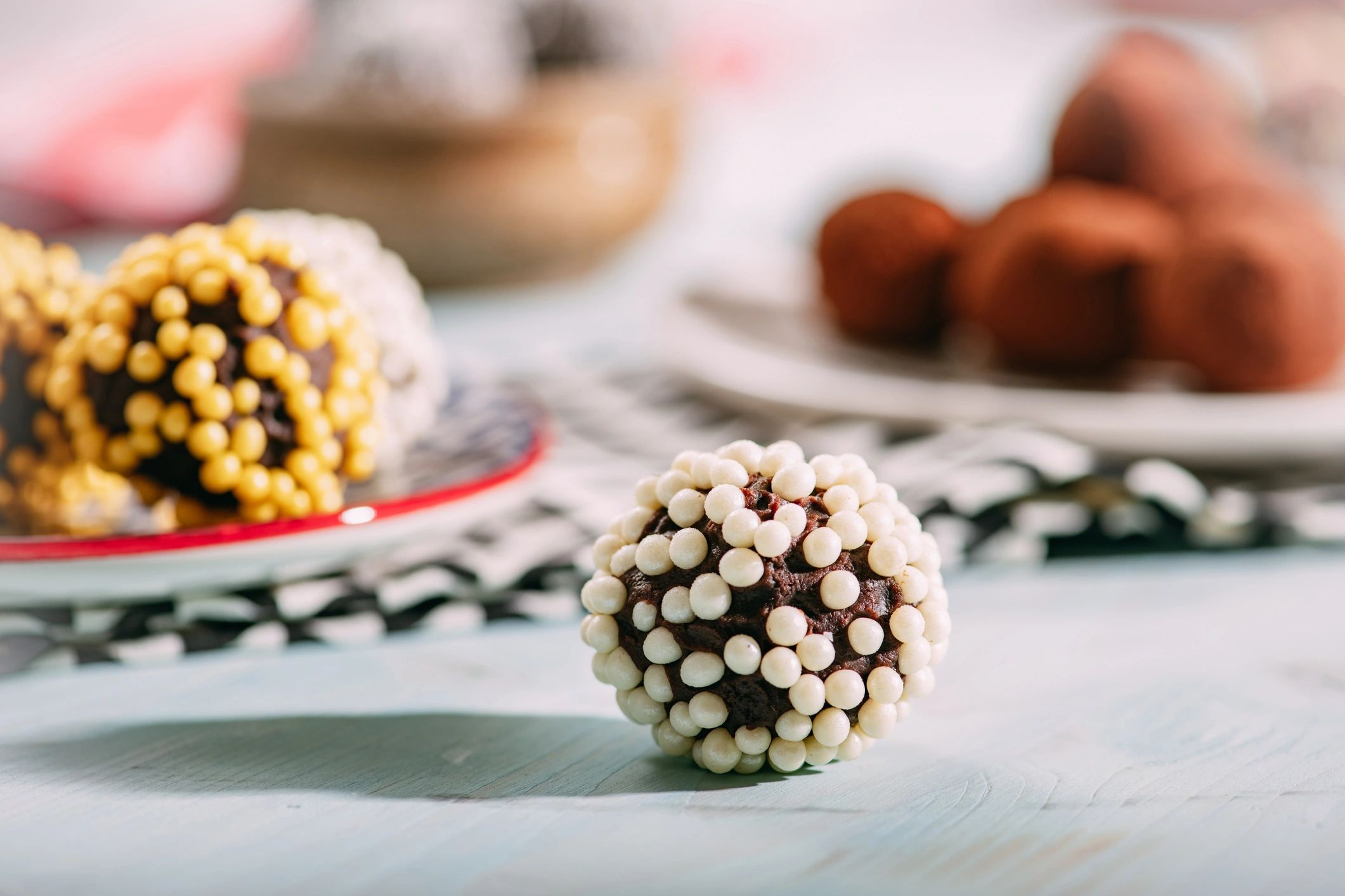 Trufas de chocolate cubiertas con grageas de colores