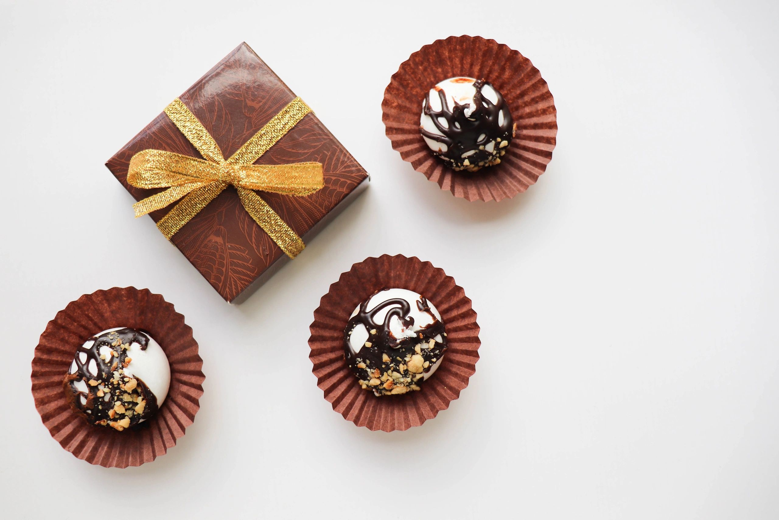 Caja regalo con dulces de chocolate, estilo elegante