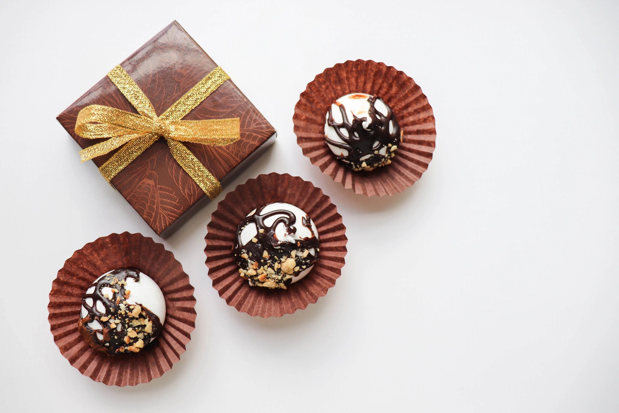 Caja de regalo con chocolates sobre fondo claro