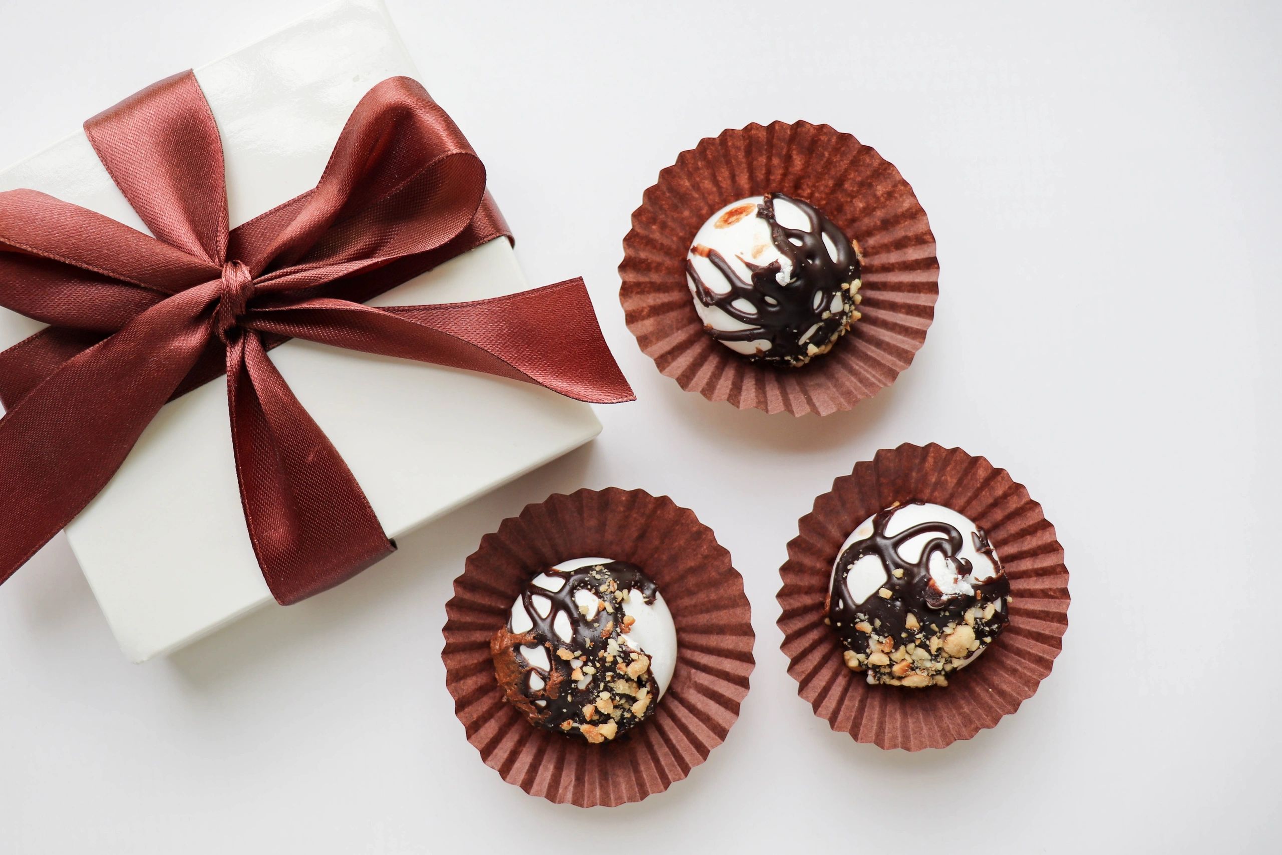 Caja de regalo con chocolates y espacio para mensaje