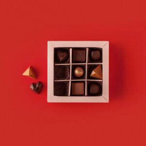 Caja de brigadeiros surtidos vista superior en fondo claro