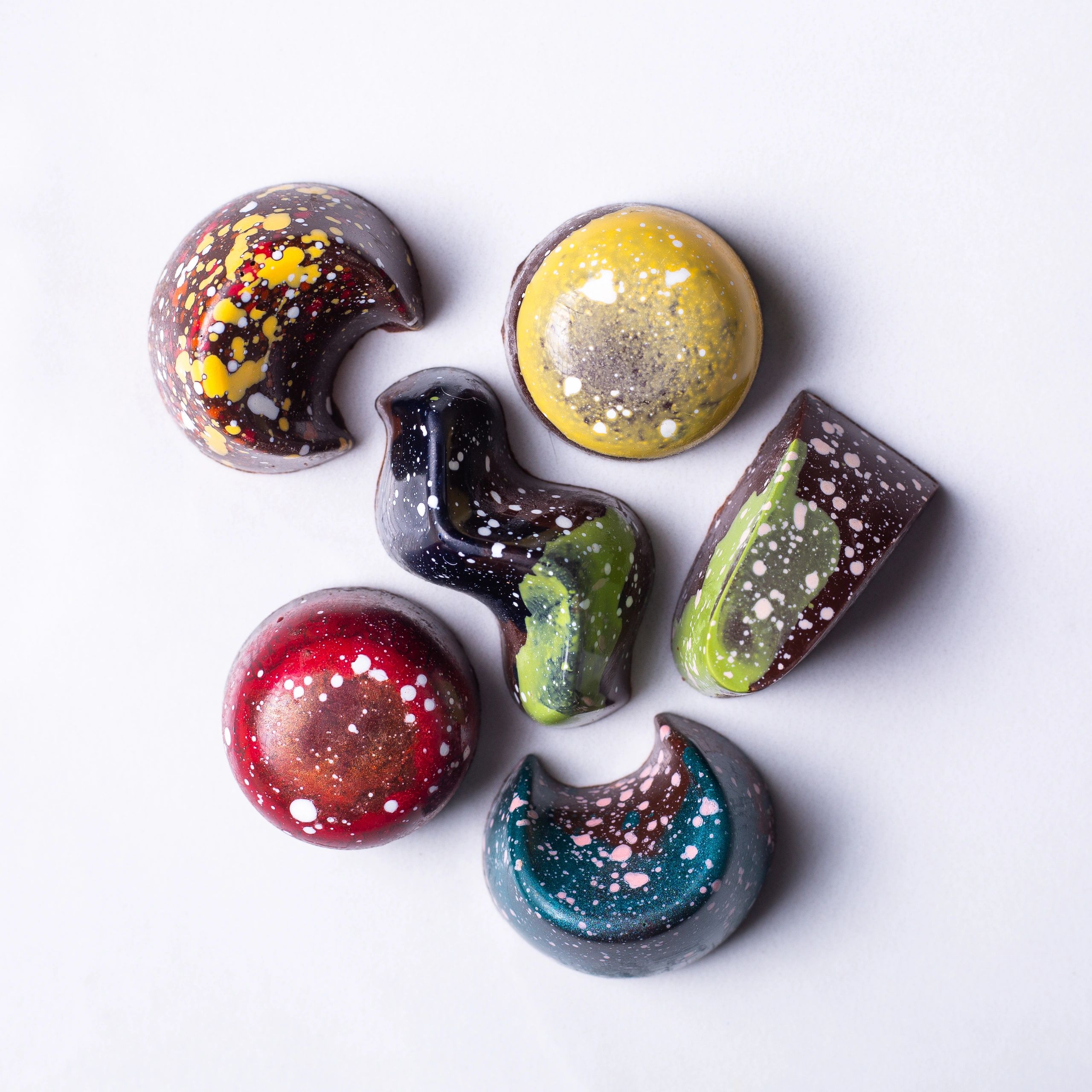Bombones de chocolate artesanales de colores en caja