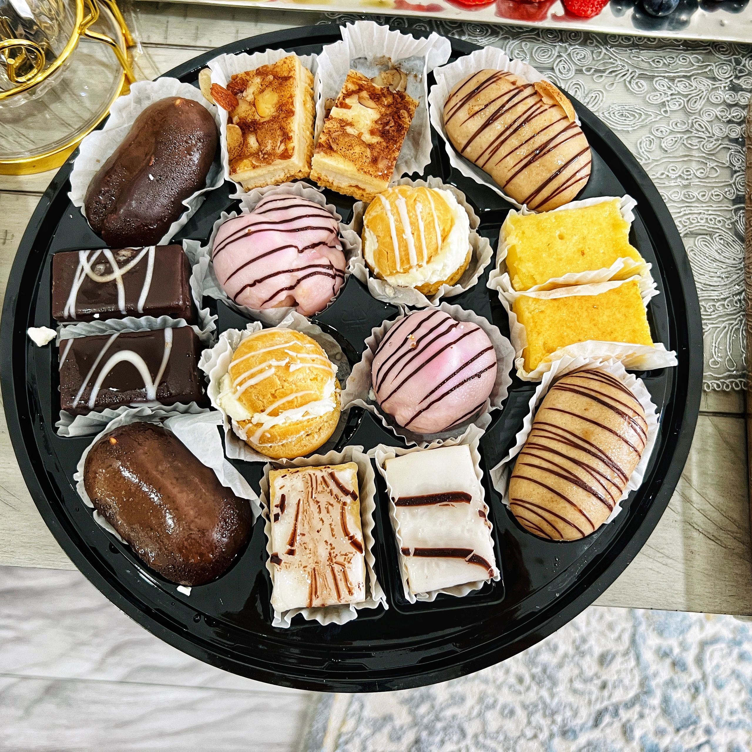 Bandeja de postres tipo petit, fotografía de cerca