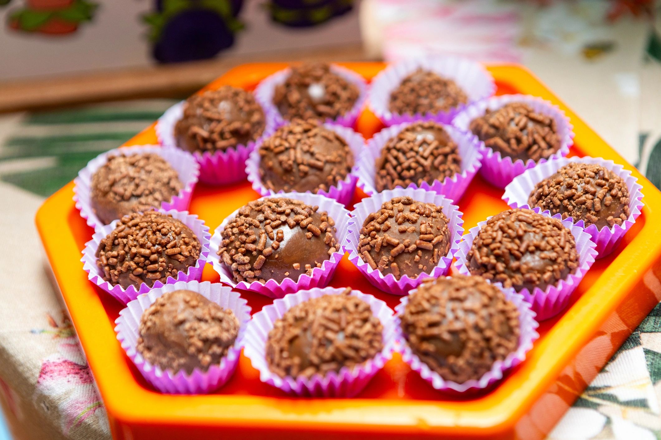 Dulces de chocolate tipo brigadeiro en primer plano