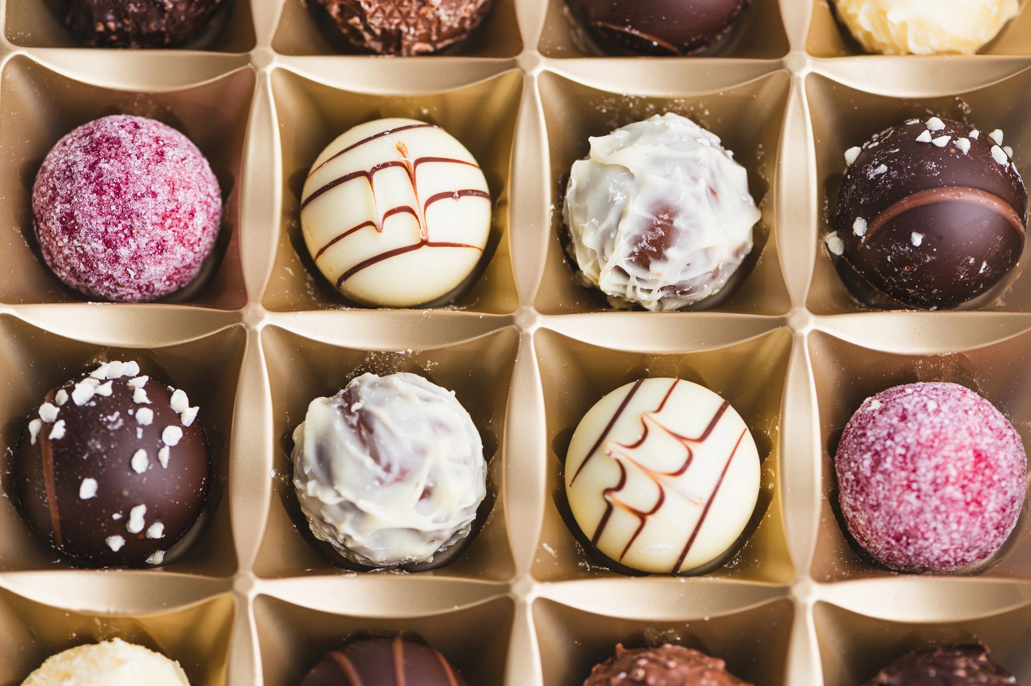 Caja de trufas de chocolate surtidas en arreglo ordenado