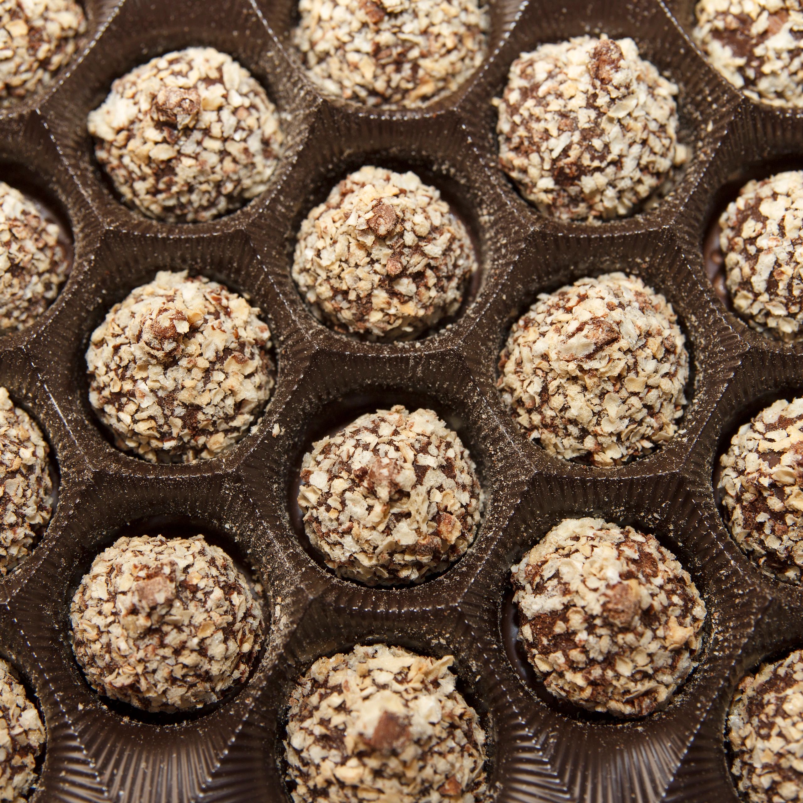 Trufas de chocolate con nueces en caja, vista superior